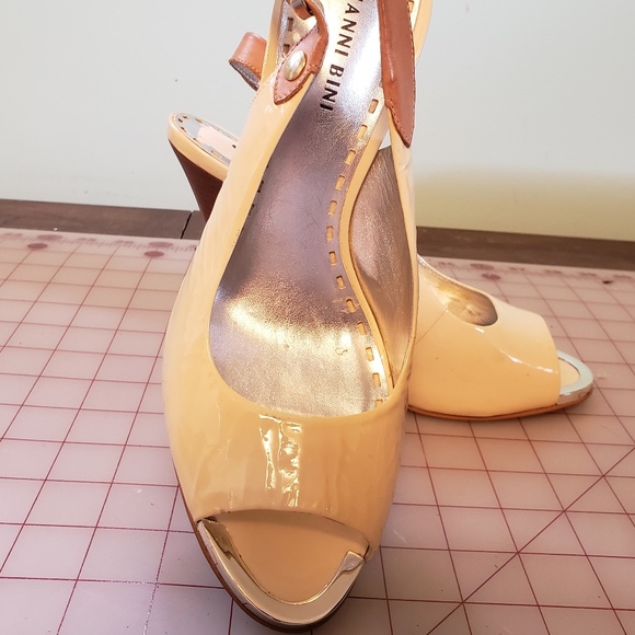 Gianni Bini leather strap peep toe heels - Picture 2 of 2